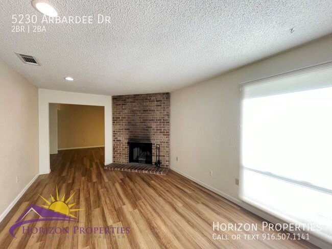 Foto del edificio - Open 2 Bed 2 Bath 1,030 Sq. Ft. Fair Oaks ...