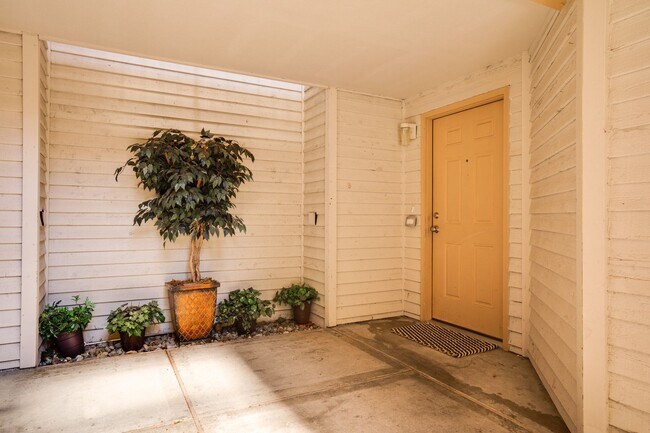 Building Photo - Charming 2 Bed, 2 Bath Condo in Gated Comm...