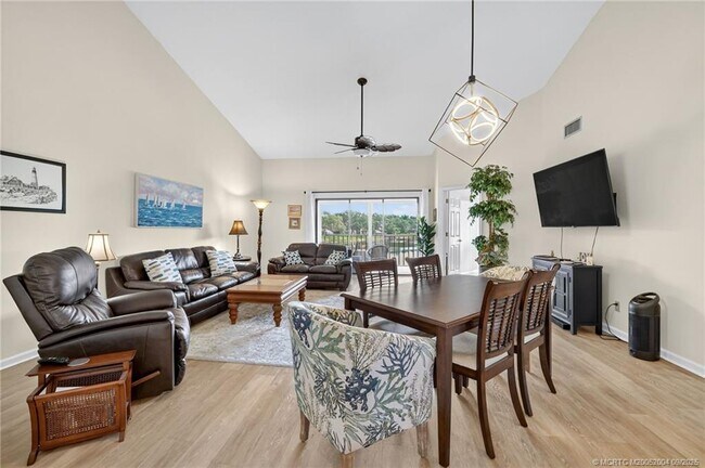 Building Photo - 6110 SE Martinique Dr
