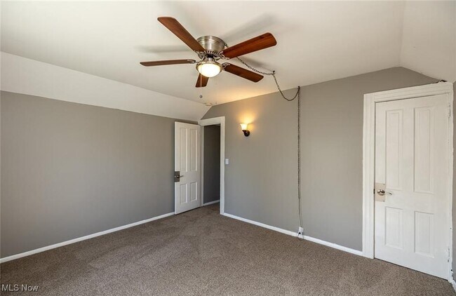 Building Photo - 353 S Maple St