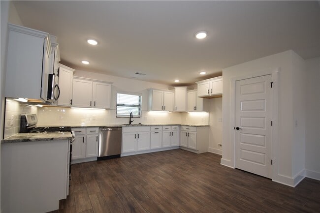 Building Photo - 320 Palm St