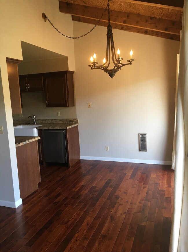 Dining - 1027 Miramonte Dr