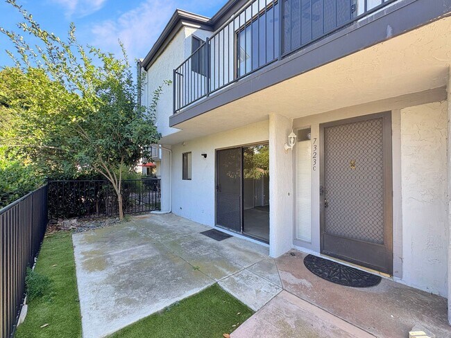 Foto del edificio - Beautiful 2B/2.5BA Townhome w/ Attached Ga...