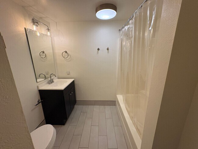 Foto del edificio - MODERN AND CLEAN ADU LOCATED IN SOUGHT AFTER ORCHARD DISTRICT