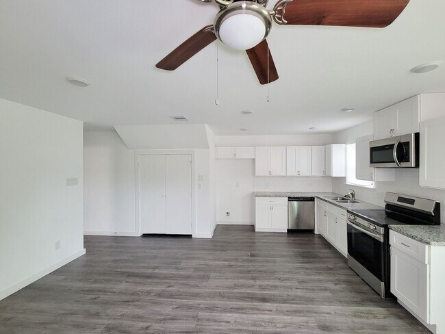 Foto del edificio - This newly constructed 3-bedroom, 2-bathroom unit offers modern living with 1,150 sq ft of space....