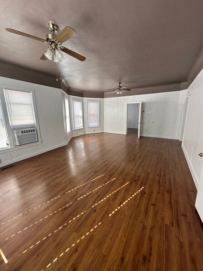 Foto del edificio - 315 N Locke Ave