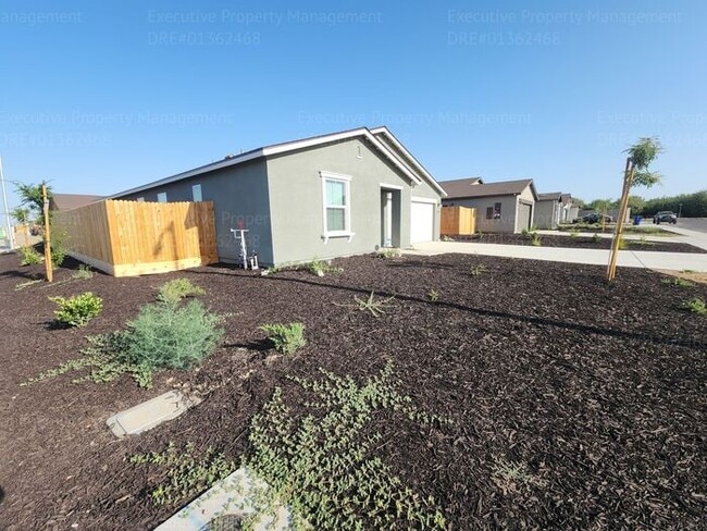 Building Photo - Newly constructed 4 bedroom/ 3 bathroom co...