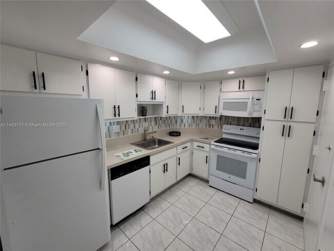 Building Photo - 300 Bayview Dr
