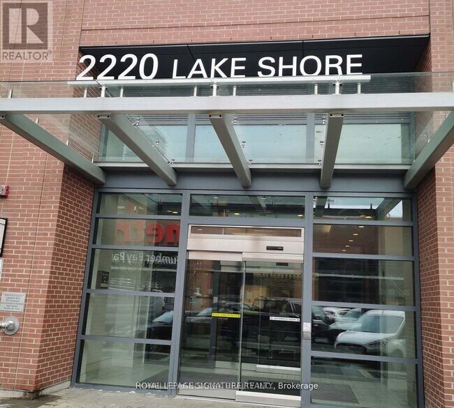 Photo du bâtiment - 2220 Lake Shore Blvd W