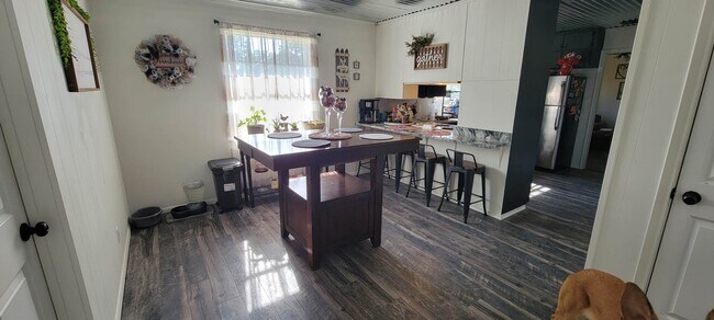 Foto del edificio - 1024 N Spring St
