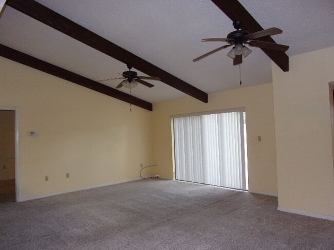 Building Photo - Willow Point Estates Condo