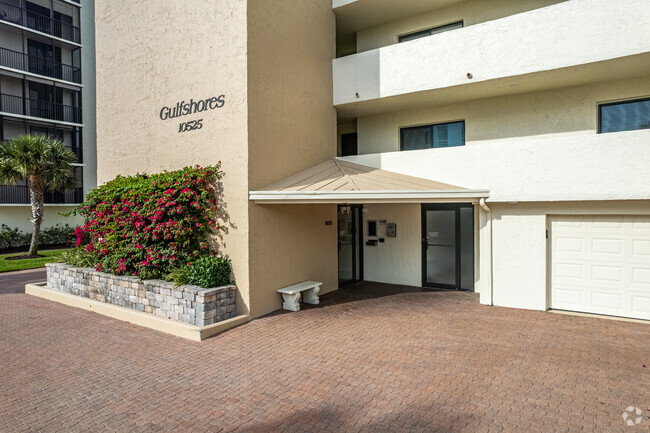 Building Entrance - Golfshores at Vanderbilt Beach