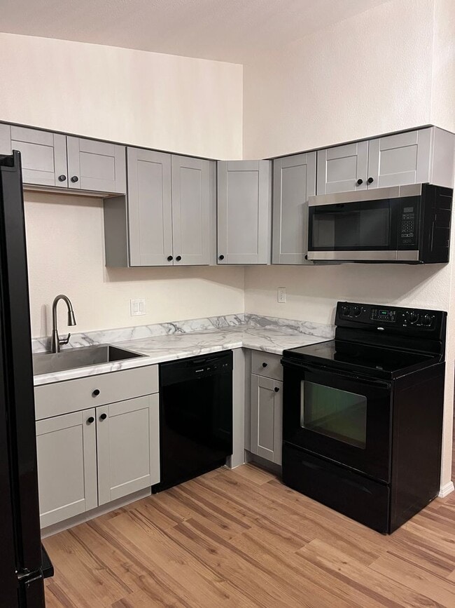 Building Photo - 4150 N Fremont Ave