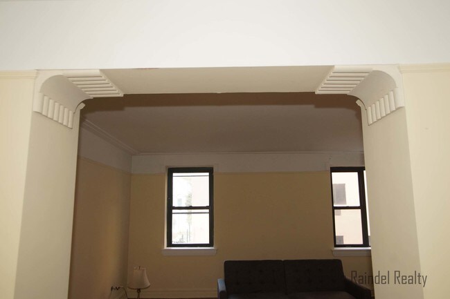 Building Photo - 529 E 235th St