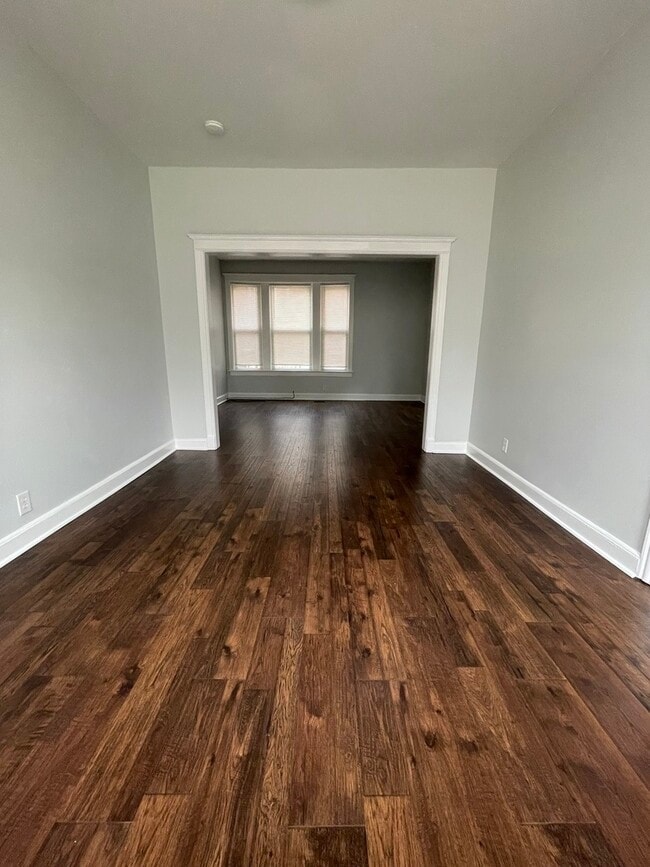 Foto del edificio - 916 W 68th St