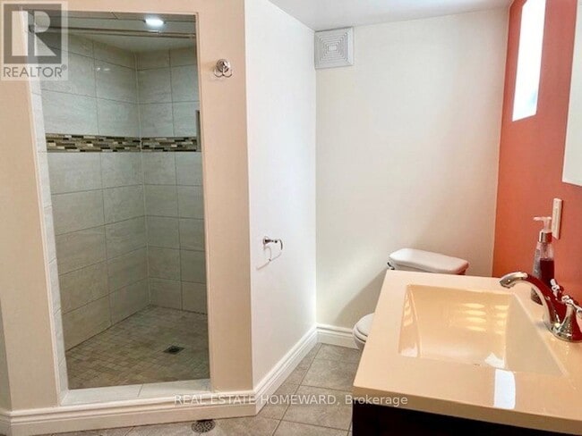 Photo du bâtiment - 457 Mortimer Ave