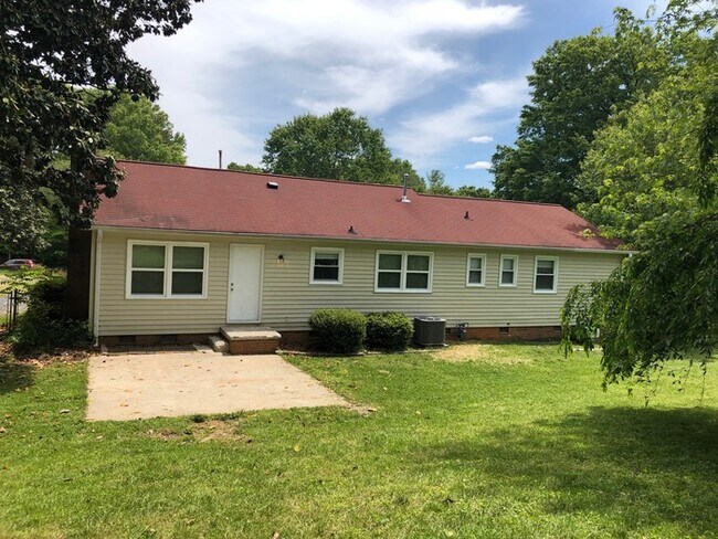 Building Photo - Cozy Three Bedroom Now Available