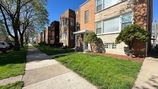Building Photo - 5728 N McVicker Ave