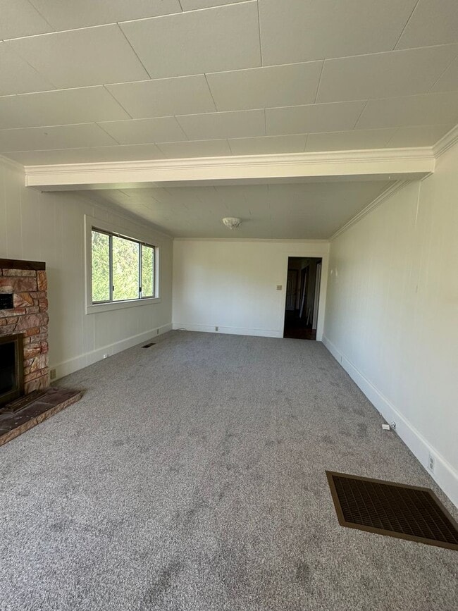 Building Photo - Roseburg 2 bedroom 2 bath home