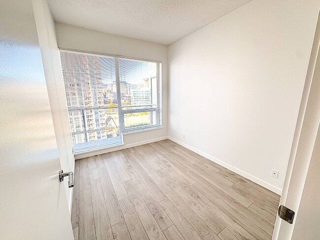 Building Photo - Centre West - 1801