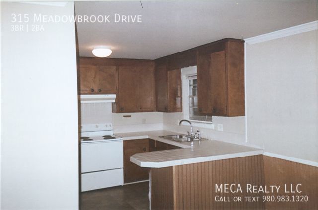 Building Photo - 315 Meadowbrook Dr