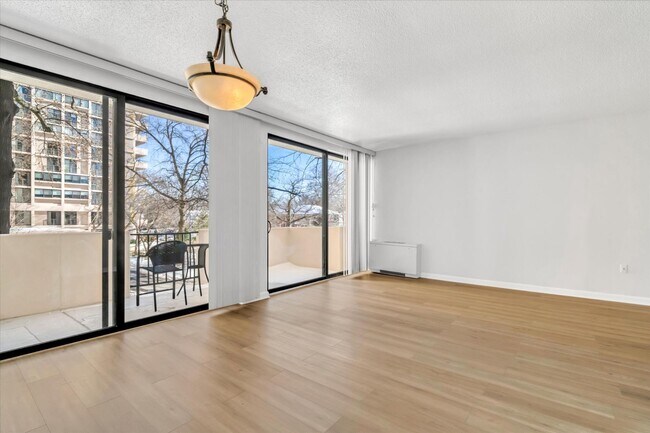 Foto del edificio - 4141 Henderson Rd