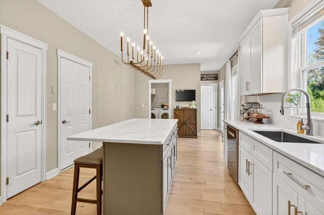 Foto del edificio - 5692 Sugarwood Dr