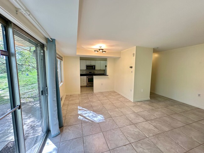 Building Photo - 1-bed/1-bath condo in Bethesda Parkside co...