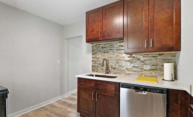 Building Photo - 114 Beachview Dr