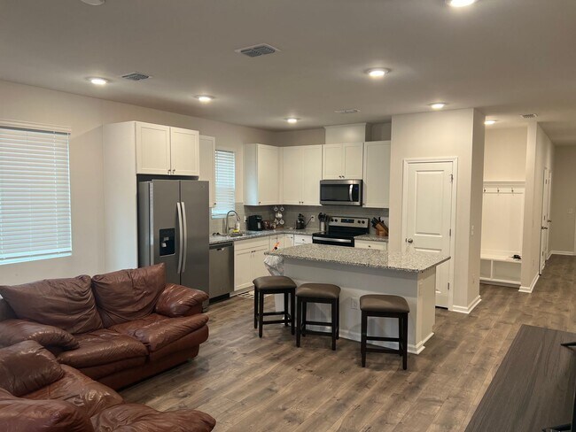 Building Photo - 3 bed, 2.5 bath  End unit townhome in Pooler