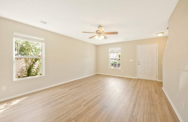 Building Photo - 2888 Creekbend Dr
