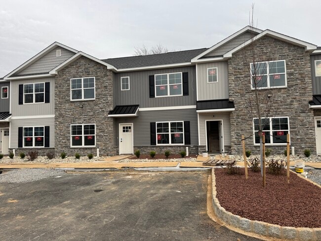 Building Photo - 1411 Greenview Dr