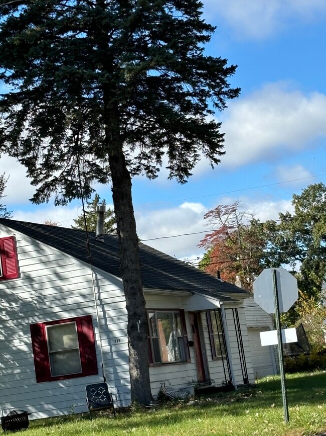 Building Photo - 713 Ranch Dr
