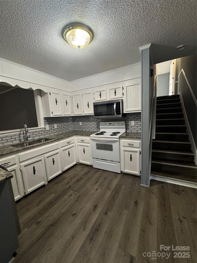 Foto del edificio - 153 Redwood Ln