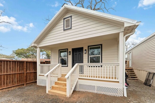 Building Photo - 1121 Edgewood Dr