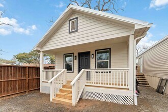 Building Photo - 1121 Edgewood Dr
