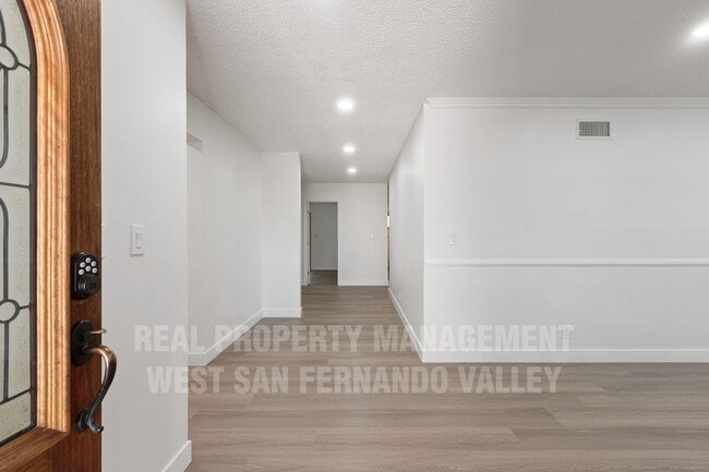 Building Photo - Stunning 3bd Home with Private Outdoor Oasis