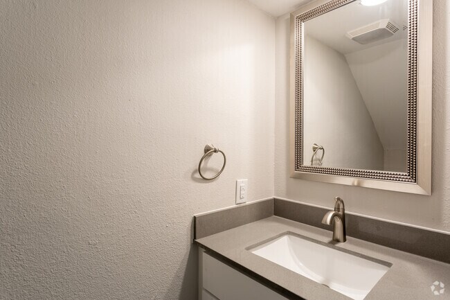 2 habitaciones, 1,5 baños, 1010 pies cuadrados - Mueller Square Apartments
