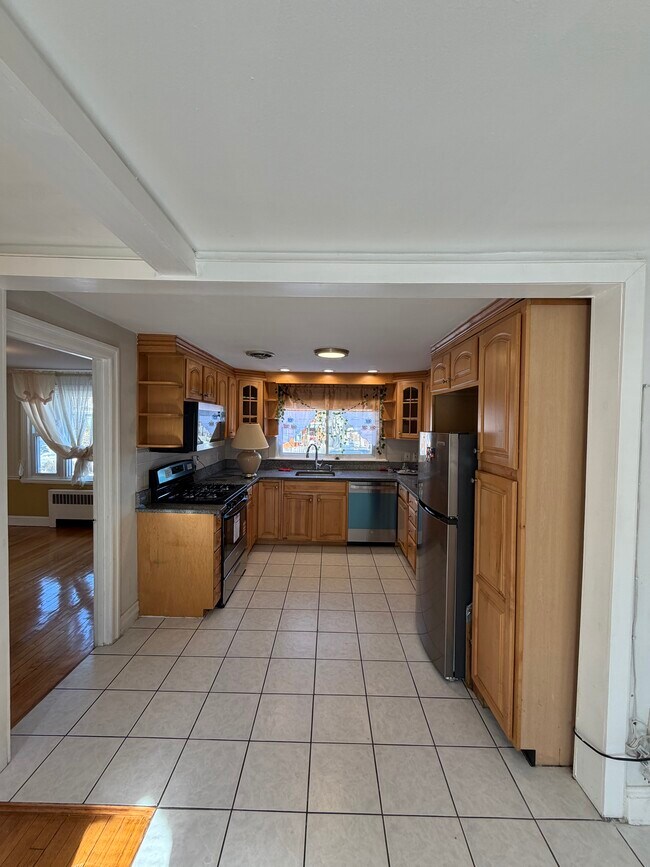 Building Photo - 632 W Roxbury Pkwy
