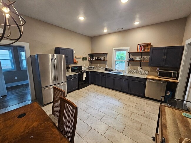 Building Photo - Nice 3 bedroom 2 bath home close to the U ...