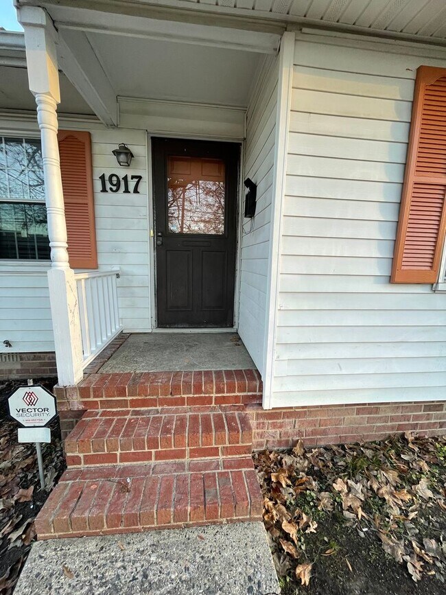 Building Photo - Spacious 3bdrm/1.5bth Ranch Style Home Loc...