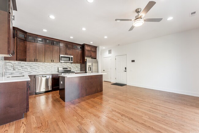 Building Photo - 3329 N Avers Ave