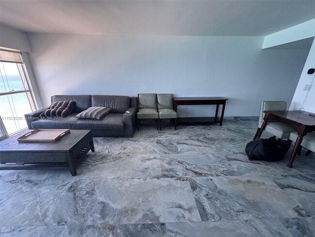 Foto del edificio - 6767 Collins Ave