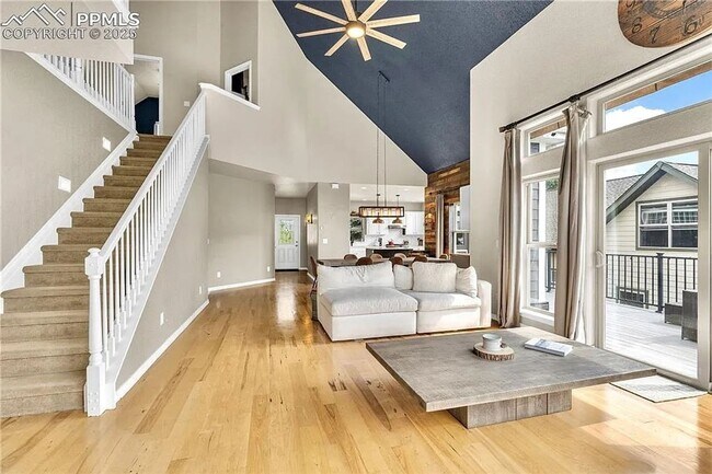 Foto del edificio - Spacious & Modern 5BR Mountain Home in Pal...