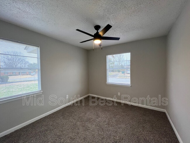Building Photo - 856 Hackberry Ln