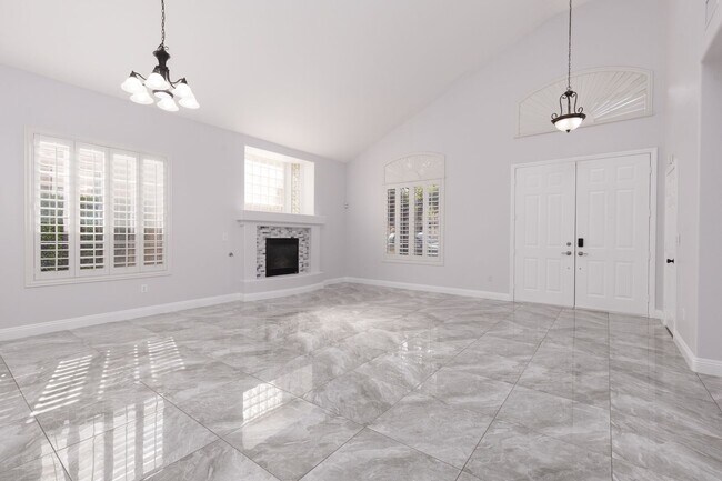 Foto del edificio - Remodeled home with pool and spa located i...