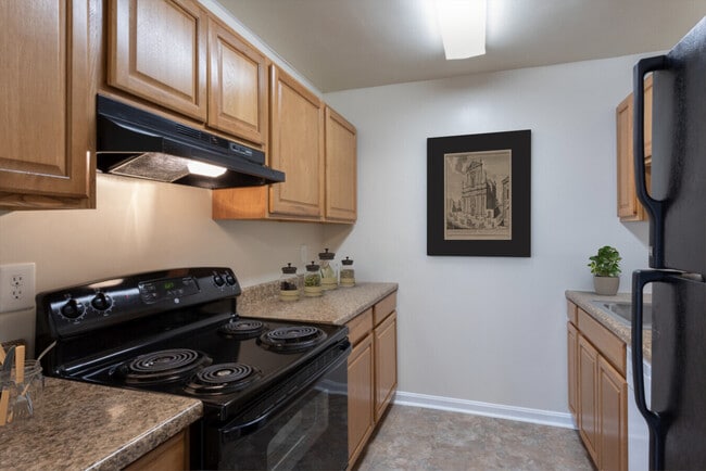 Building Photo - Landon Court Apartments