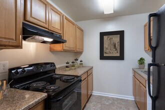 Building Photo - Landon Court Apartments