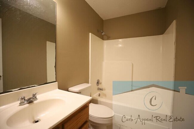Building Photo - Recently renovated 2 bed, 1 bath apt - washer, dryer and utilities included!! HUD accepted!