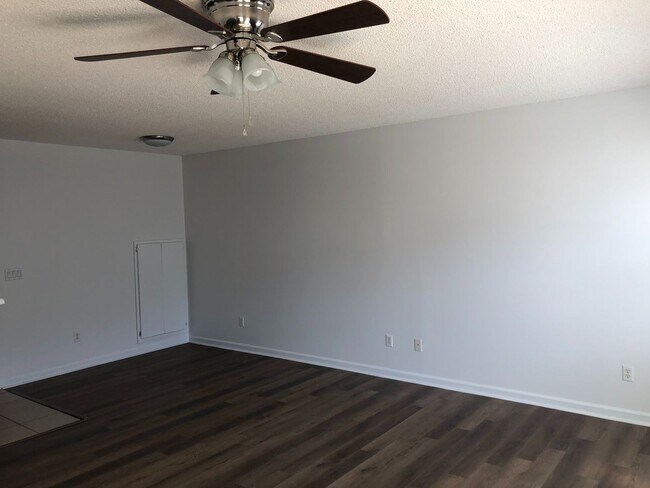 Foto del edificio - Foxhill Commons - Fresh Paint and New Flooring Throughout!!!